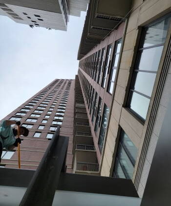 Windows cleaning in 422 east 72 street