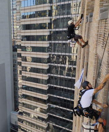 Window cleaning in 63 Wall Street, New York