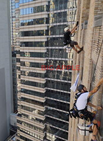 Window cleaning in 63 Wall Street, New York