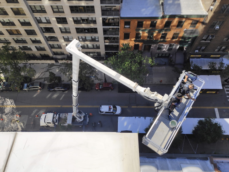 Windows cleaning aerial lifts in 57 Irving Place