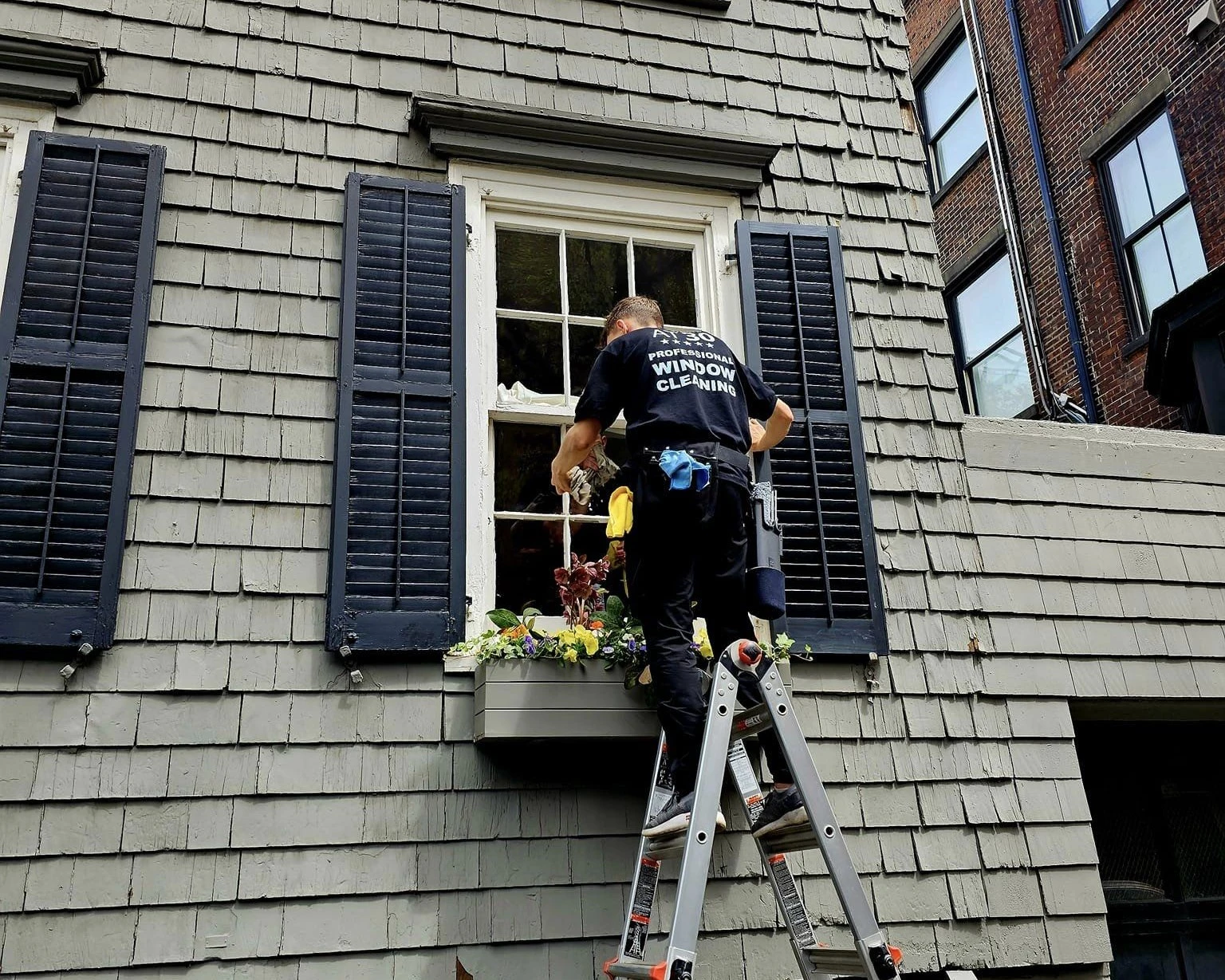 cleaning-exterior-windows-1.webp